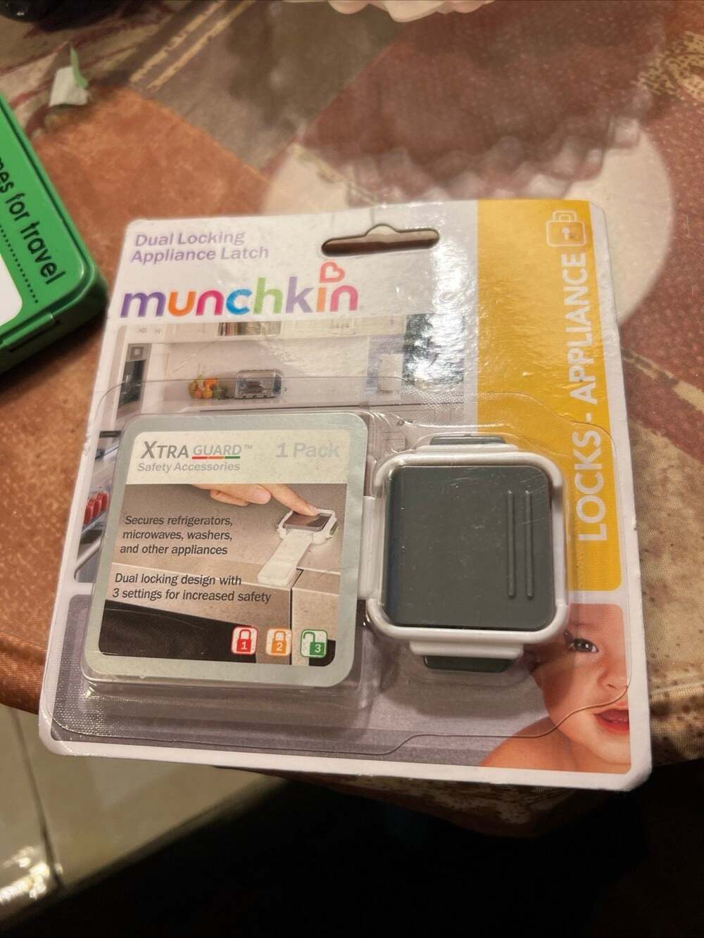 Munchkin‎ dual locking appliance hatch